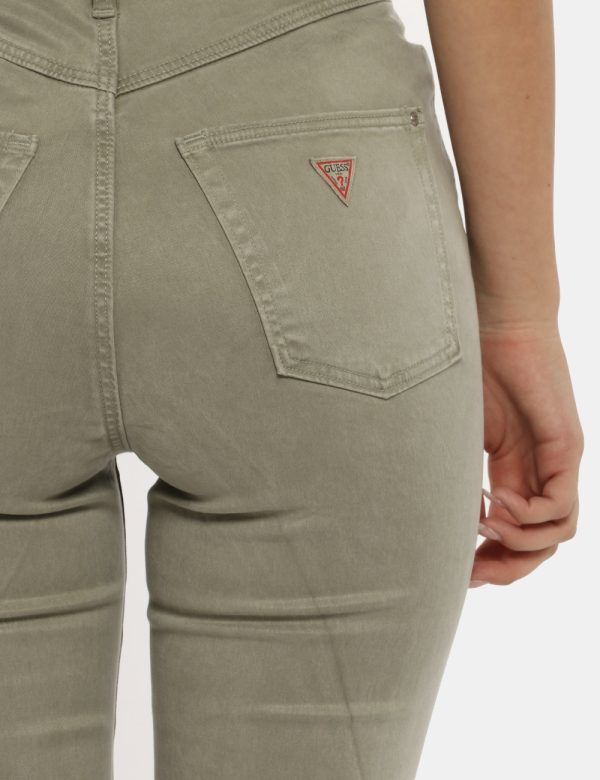 Pantalone Guess verde - COMPOSIZIONE E VESTIBILITÀ:54% lyocell 34% cotone 9% elastaneLa modella è alta 172 cm e indossa la t