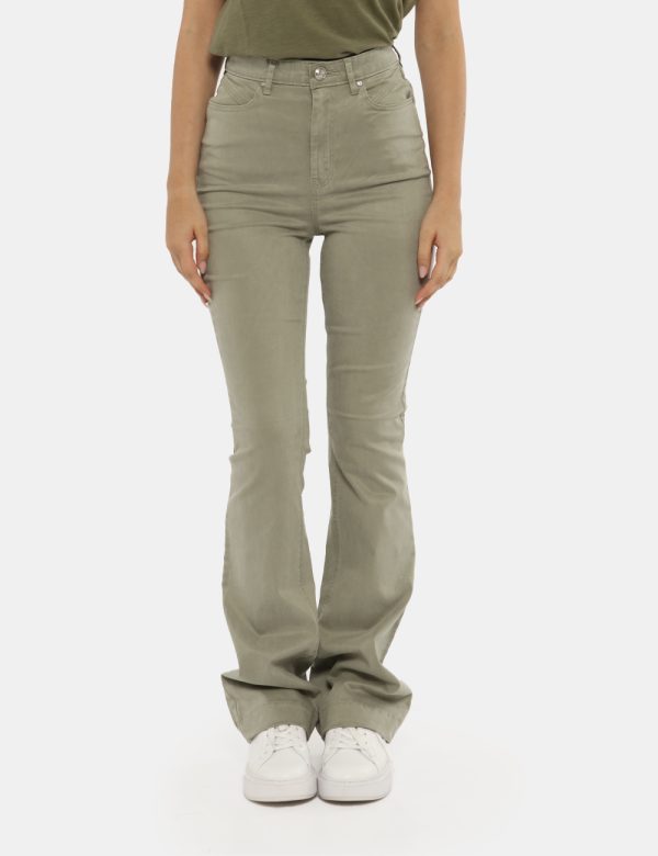 Pantalone Guess verde - COMPOSIZIONE E VESTIBILITÀ:54% lyocell 34% cotone 9% elastaneLa modella è alta 172 cm e indossa la t