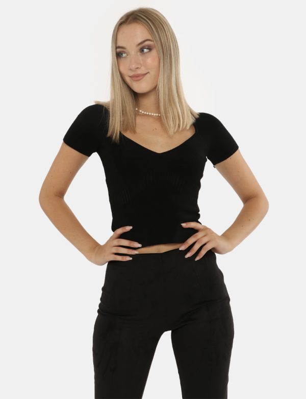 Maglia Guess nero - COMPOSIZIONE E VESTIBILITÀ:85% viscosa 13% poliestere 2% elastaneLa modella è alta 172 cm e indossa la t