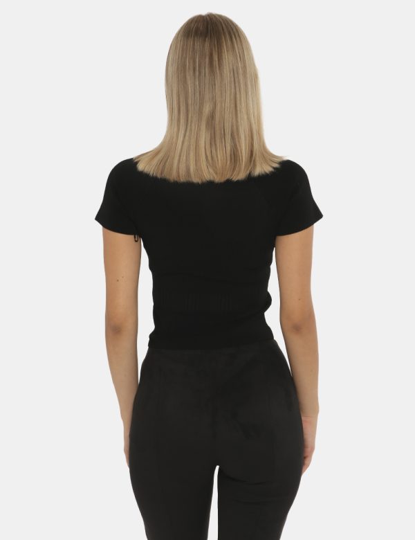 Maglia Guess nero - COMPOSIZIONE E VESTIBILITÀ:85% viscosa 13% poliestere 2% elastaneLa modella è alta 172 cm e indossa la t