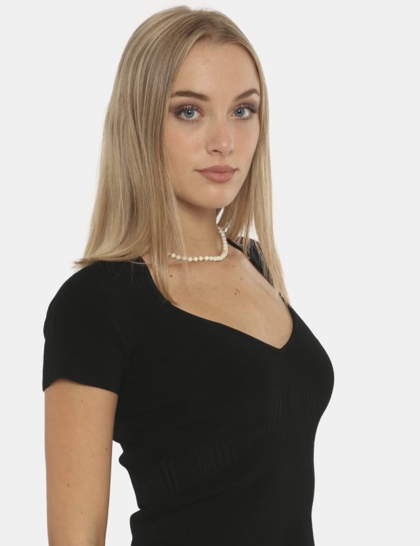 Maglia Guess nero - COMPOSIZIONE E VESTIBILITÀ:85% viscosa 13% poliestere 2% elastaneLa modella è alta 172 cm e indossa la t