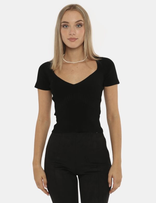 Maglia Guess nero - COMPOSIZIONE E VESTIBILITÀ:85% viscosa 13% poliestere 2% elastaneLa modella è alta 172 cm e indossa la t