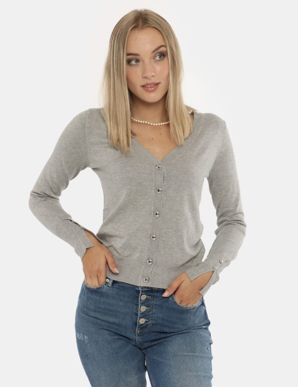 Maglione Guess cardigan grigio - COMPOSIZIONE E VESTIBILITÀ:71% viscosa 29% poliamideLa modella è alta 172 cm e indossa la t