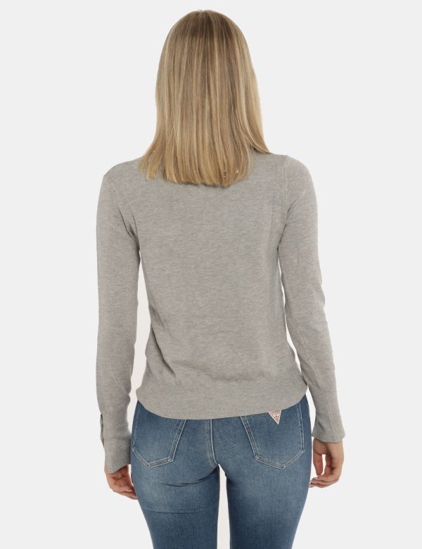 Maglione Guess cardigan grigio - COMPOSIZIONE E VESTIBILITÀ:71% viscosa 29% poliamideLa modella è alta 172 cm e indossa la t