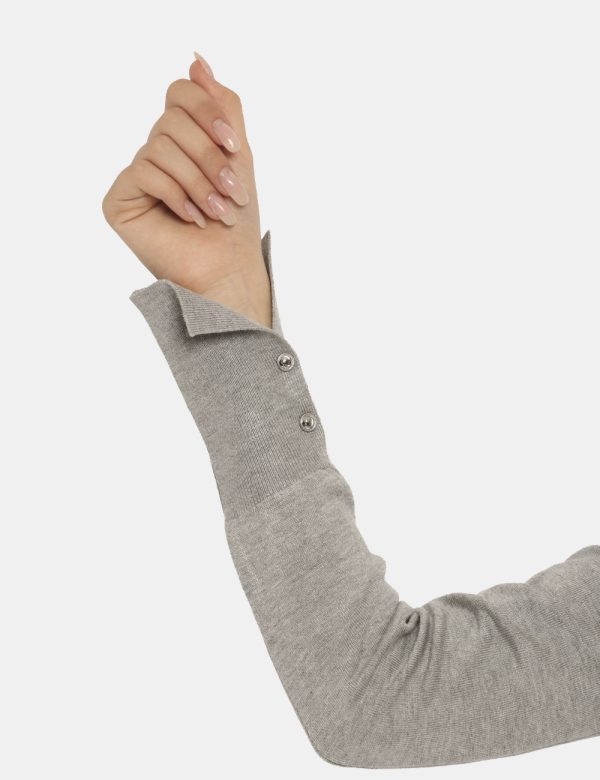 Maglione Guess cardigan grigio - COMPOSIZIONE E VESTIBILITÀ:71% viscosa 29% poliamideLa modella è alta 172 cm e indossa la t