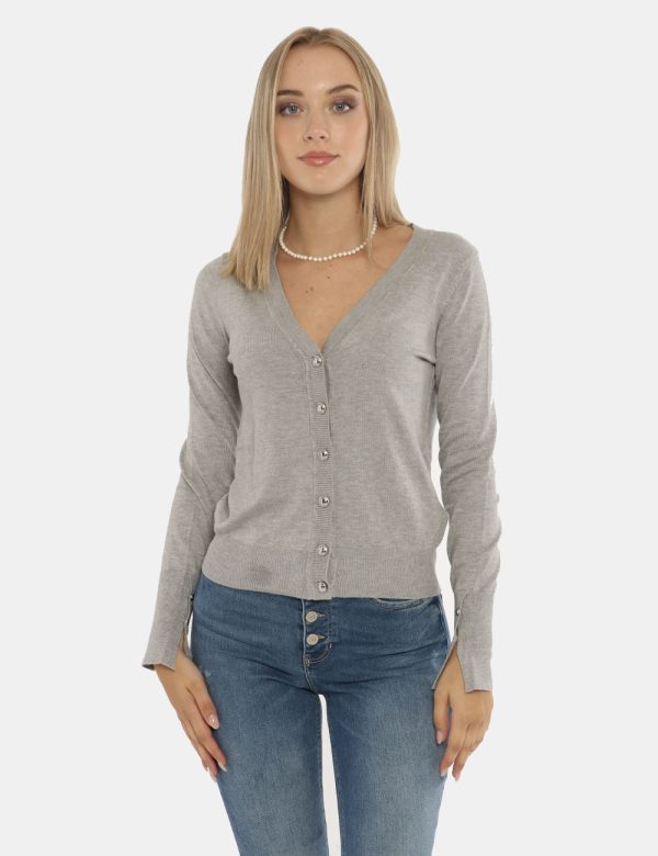 Maglione Guess cardigan grigio - COMPOSIZIONE E VESTIBILITÀ:71% viscosa 29% poliamideLa modella è alta 172 cm e indossa la t