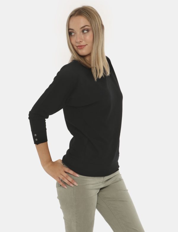 Maglia Guess nero - COMPOSIZIONE E VESTIBILITÀ:71% viscosa 29% poliamideLa modella è alta 172 cm e indossa la taglia S. La v