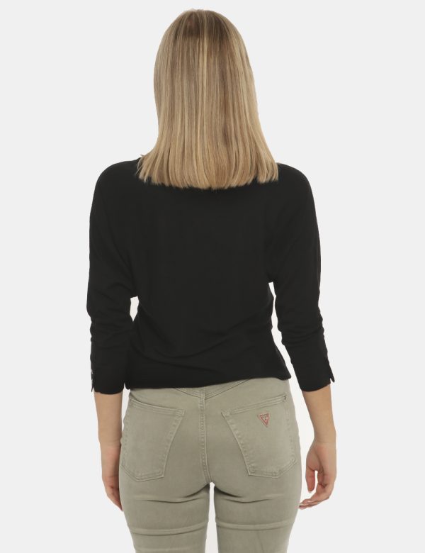 Maglia Guess nero - COMPOSIZIONE E VESTIBILITÀ:71% viscosa 29% poliamideLa modella è alta 172 cm e indossa la taglia S. La v