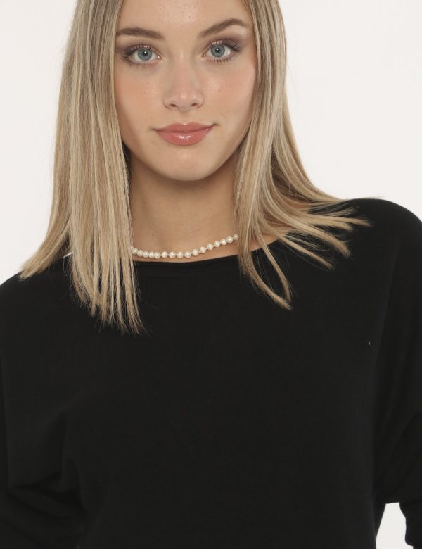 Maglia Guess nero - COMPOSIZIONE E VESTIBILITÀ:71% viscosa 29% poliamideLa modella è alta 172 cm e indossa la taglia S. La v