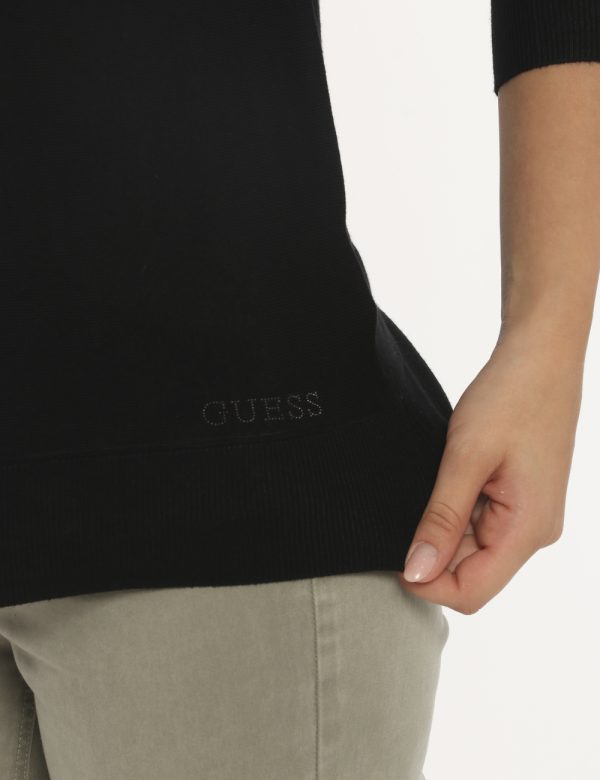 Maglia Guess nero - COMPOSIZIONE E VESTIBILITÀ:71% viscosa 29% poliamideLa modella è alta 172 cm e indossa la taglia S. La v