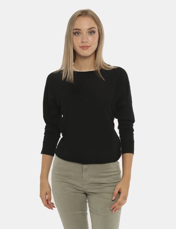Maglia Guess nero - COMPOSIZIONE E VESTIBILITÀ:71% viscosa 29% poliamideLa modella è alta 172 cm e indossa la taglia S. La v
