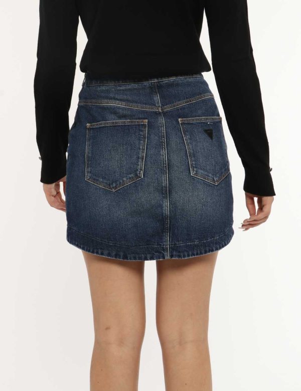 Gonna Guess blu denim - COMPOSIZIONE E VESTIBILITÀ:99% cotone 1% elastaneLa modella è alta 172 cm e indossa la taglia 27 cor