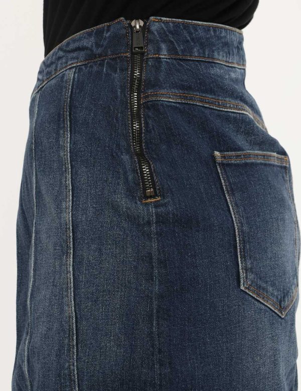 Gonna Guess blu denim - COMPOSIZIONE E VESTIBILITÀ:99% cotone 1% elastaneLa modella è alta 172 cm e indossa la taglia 27 cor