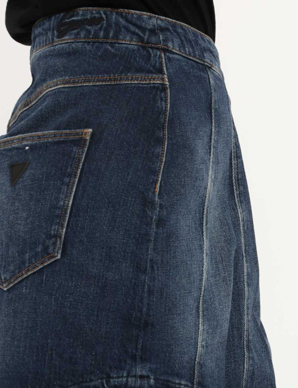 Gonna Guess blu denim - COMPOSIZIONE E VESTIBILITÀ:99% cotone 1% elastaneLa modella è alta 172 cm e indossa la taglia 27 cor