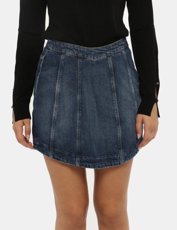 Gonna Guess blu denim - COMPOSIZIONE E VESTIBILITÀ:99% cotone 1% elastaneLa modella è alta 172 cm e indossa la taglia 27 cor