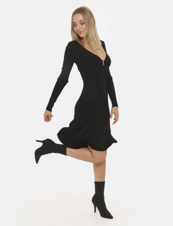 Vestito Guess nero - COMPOSIZIONE E VESTIBILITÀ:85% viscosa 13% poliamide 2% elastaneLa modella è alta 172 cm e indossa la t