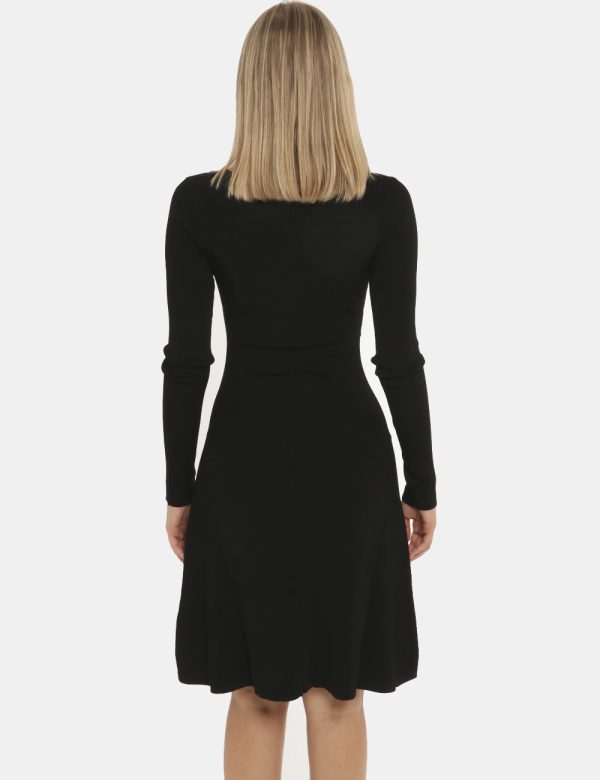 Vestito Guess nero - COMPOSIZIONE E VESTIBILITÀ:85% viscosa 13% poliamide 2% elastaneLa modella è alta 172 cm e indossa la t