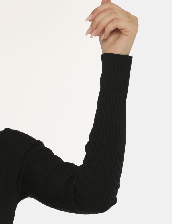 Vestito Guess nero - COMPOSIZIONE E VESTIBILITÀ:85% viscosa 13% poliamide 2% elastaneLa modella è alta 172 cm e indossa la t