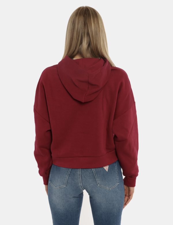 Felpa Guess bordeaux - COMPOSIZIONE E VESTIBILITÀ:60% cotone 40% poliestereLa modella è alta 172 cm e indossa la taglia S. L