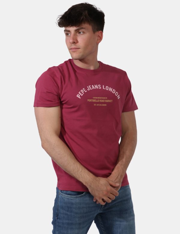 T-shirt Pepe Jeans Bordeaux - T-shirt classica su base bordeaux con stampa logo brand in rosa e giallo. La vestibilità è mor