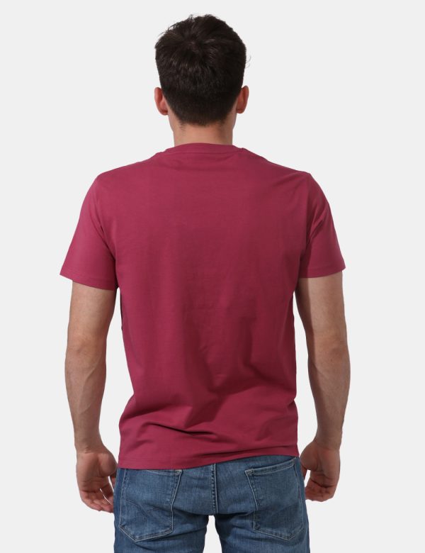 T-shirt Pepe Jeans Bordeaux - T-shirt classica su base bordeaux con stampa logo brand in rosa e giallo. La vestibilità è mor