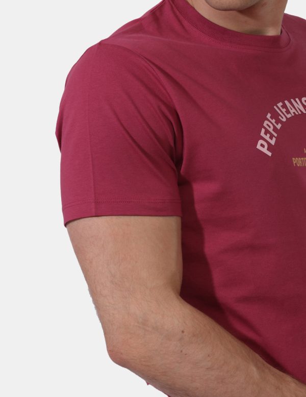 T-shirt Pepe Jeans Bordeaux - T-shirt classica su base bordeaux con stampa logo brand in rosa e giallo. La vestibilità è mor