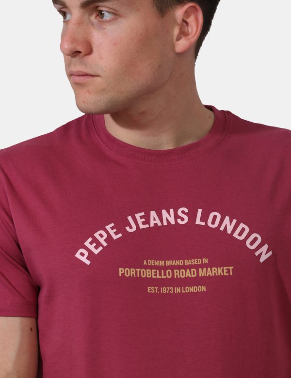 T-shirt Pepe Jeans Bordeaux - T-shirt classica su base bordeaux con stampa logo brand in rosa e giallo. La vestibilità è mor