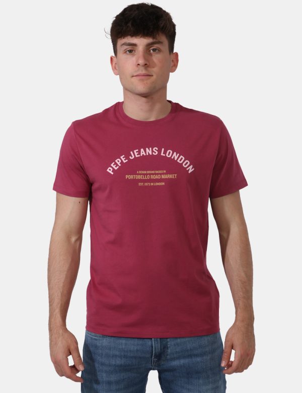 T-shirt Pepe Jeans Bordeaux - T-shirt classica su base bordeaux con stampa logo brand in rosa e giallo. La vestibilità è mor