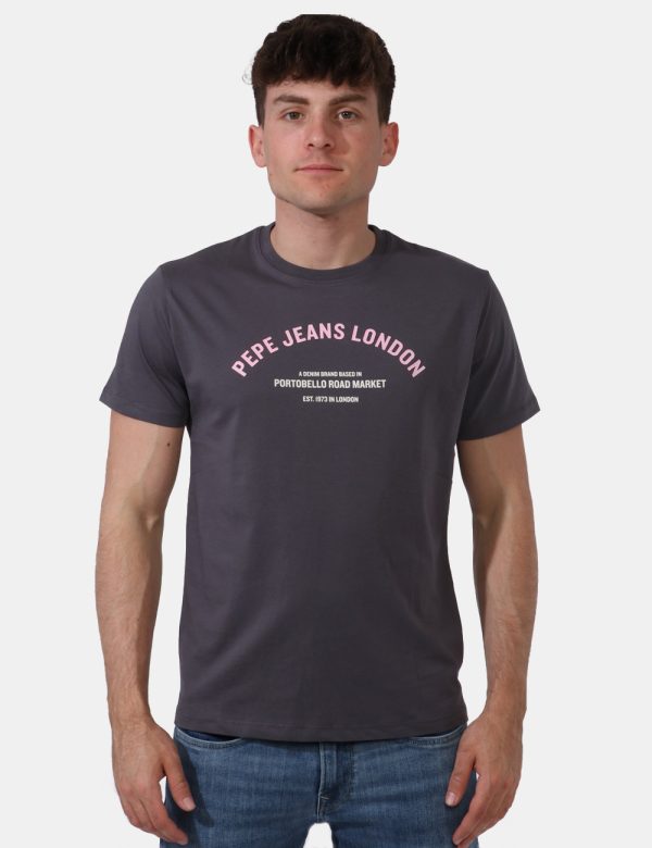 T-shirt Pepe Jeans Grigio - T-shirt classica su base grigio intenso con stampa logo brand in rosa e bianco. La vestibilità è