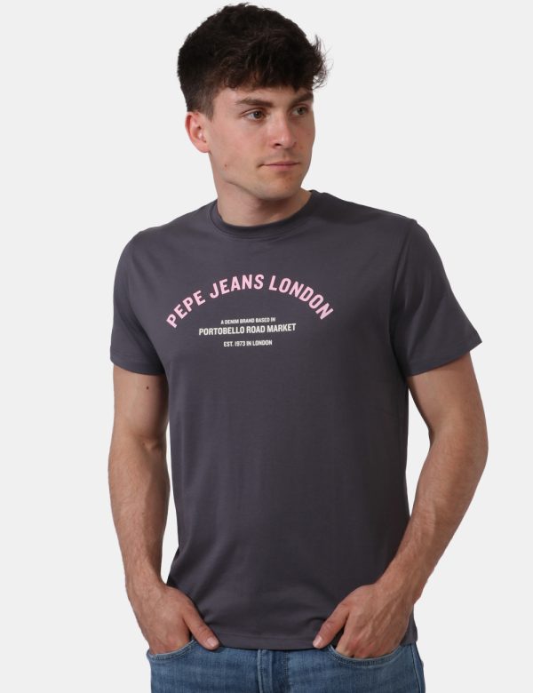 T-shirt Pepe Jeans Grigio - T-shirt classica su base grigio intenso con stampa logo brand in rosa e bianco. La vestibilità è