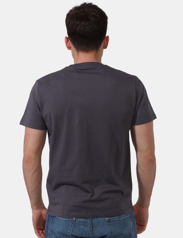T-shirt Pepe Jeans Grigio - T-shirt classica su base grigio intenso con stampa logo brand in rosa e bianco. La vestibilità è