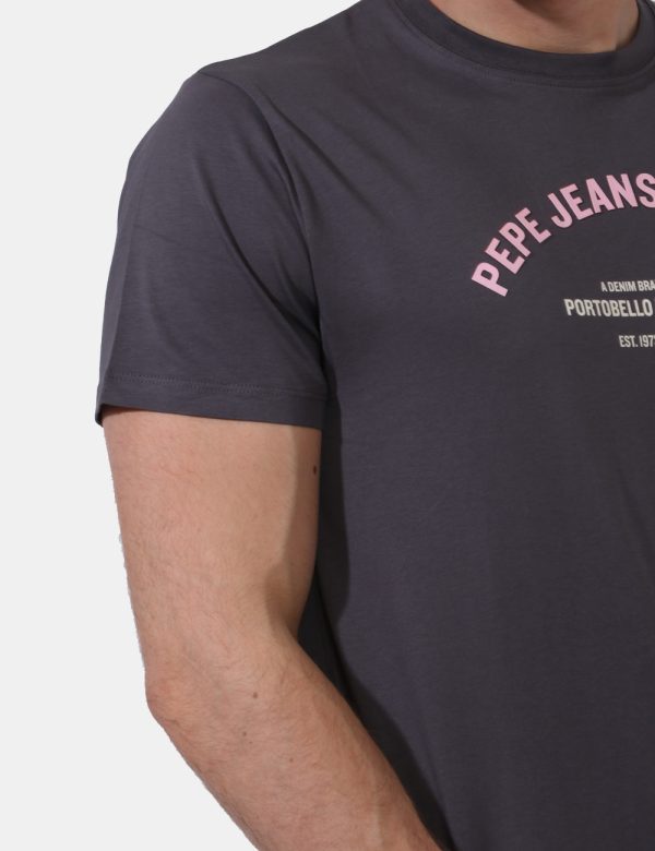 T-shirt Pepe Jeans Grigio - T-shirt classica su base grigio intenso con stampa logo brand in rosa e bianco. La vestibilità è