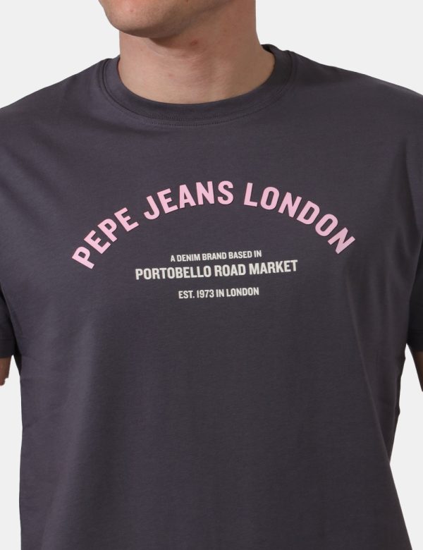 T-shirt Pepe Jeans Grigio - T-shirt classica su base grigio intenso con stampa logo brand in rosa e bianco. La vestibilità è