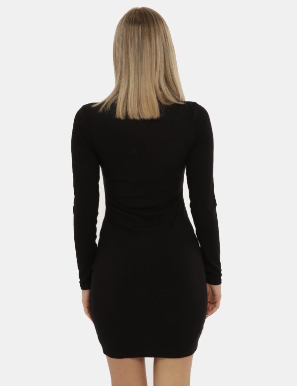Vestito Guess nero - COMPOSIZIONE E VESTIBILITÀ:90% viscosa 10% elastaneLa modella è alta 172 cm e indossa la taglia S. La v