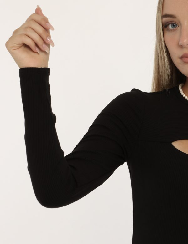 Vestito Guess nero - COMPOSIZIONE E VESTIBILITÀ:90% viscosa 10% elastaneLa modella è alta 172 cm e indossa la taglia S. La v