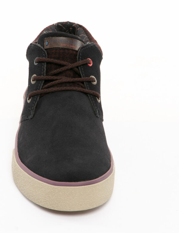Scarpa U.S. Polo Assn. tre fori - Tomaia in camoscio e suola in gommaIl modello calza il numero 43 e la calzata è regolareLi