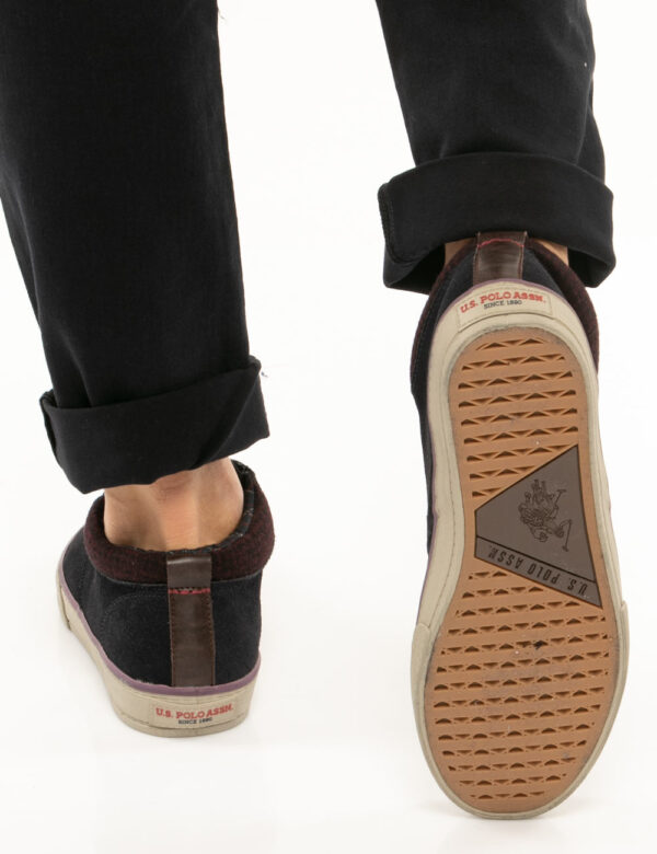 Scarpa U.S. Polo Assn. tre fori - Tomaia in camoscio e suola in gommaIl modello calza il numero 43 e la calzata è regolareLi