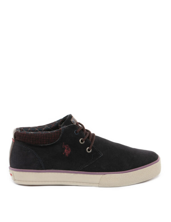 Scarpa U.S. Polo Assn. tre fori - Tomaia in camoscio e suola in gommaIl modello calza il numero 43 e la calzata è regolareLi