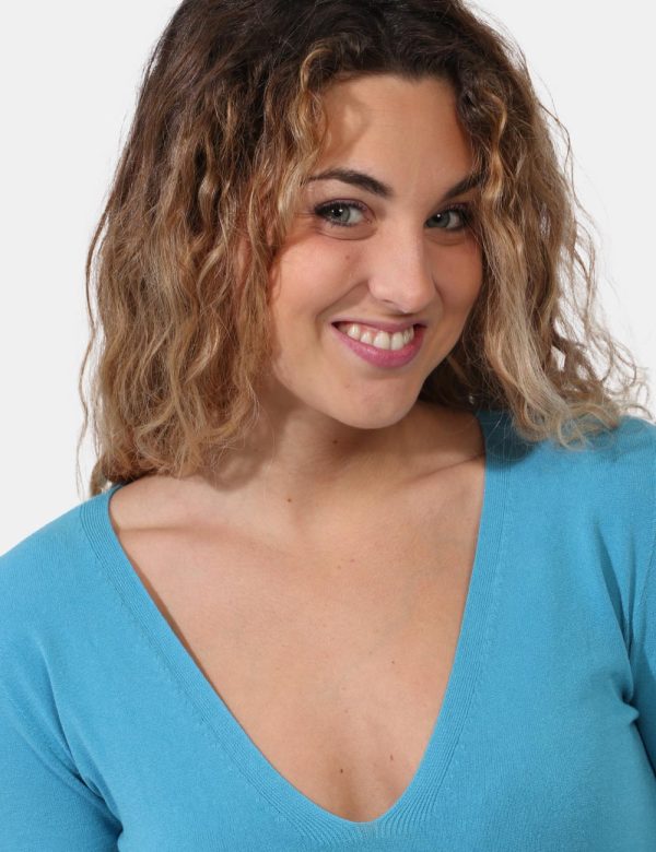 Maglia Liu-Jo Azzurro - Maglia con scollo a V in total azzurro intenso. La vestibilità è morbida e regolare. La maglia è ada