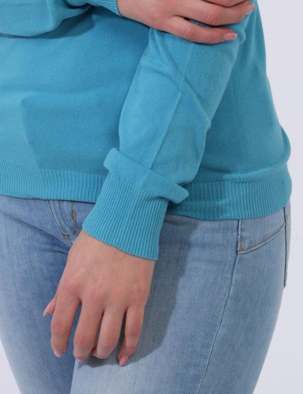 Maglia Liu-Jo Azzurro - Maglia con scollo a V in total azzurro intenso. La vestibilità è morbida e regolare. La maglia è ada