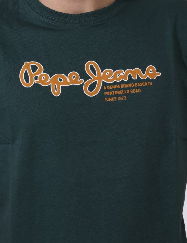 T-shirt Pepe Jeans Verde - T-shirt classica su base verde foresta con stampa logo brand in giallo e bianco. La vestibilità è