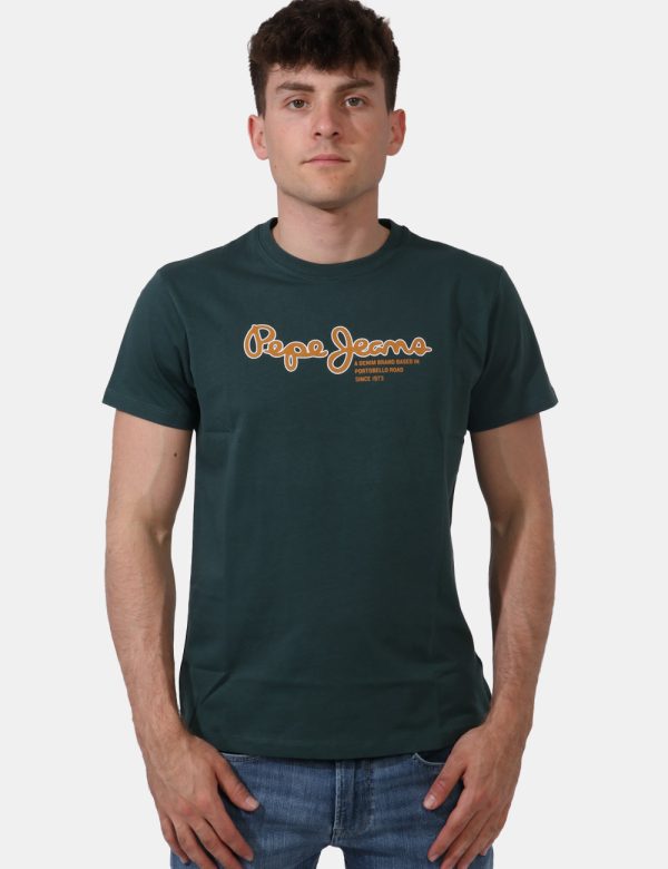 T-shirt Pepe Jeans Verde - T-shirt classica su base verde foresta con stampa logo brand in giallo e bianco. La vestibilità è
