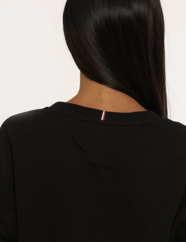 Felpa Tommy Hilfiger nero - COMPOSIZIONE E VESTIBILITÀ:100% cotoneLa modella è alta 176 cm e indossa la taglia S. La vestibi