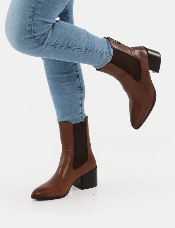 Stivaletto Cafè Noir Tronchetto con elastico - Vero cuoio e altri materialiLa modella indossa il numero 39 e la vestibilità