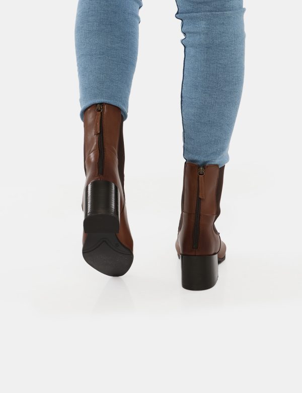 Stivaletto Cafè Noir Tronchetto con elastico - Vero cuoio e altri materialiLa modella indossa il numero 39 e la vestibilità