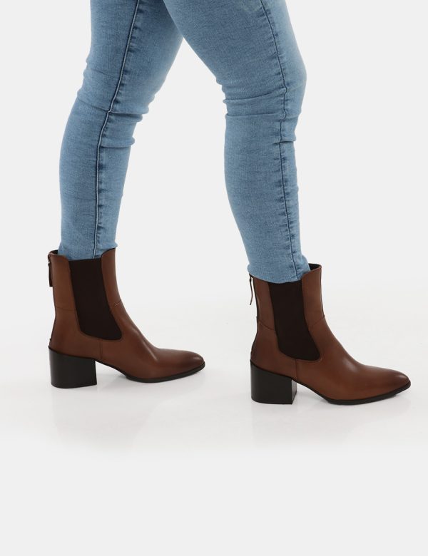 Stivaletto Cafè Noir Tronchetto con elastico - Vero cuoio e altri materialiLa modella indossa il numero 39 e la vestibilità