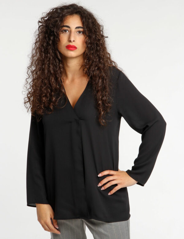 Camicia Vougue velata - La modella indossa la taglia S ed è alta 175 cm e la vestibilità è regolareTaglio regolare per quest