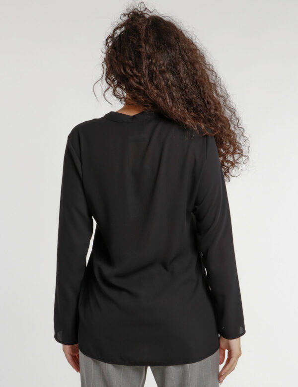 Camicia Vougue velata - La modella indossa la taglia S ed è alta 175 cm e la vestibilità è regolareTaglio regolare per quest
