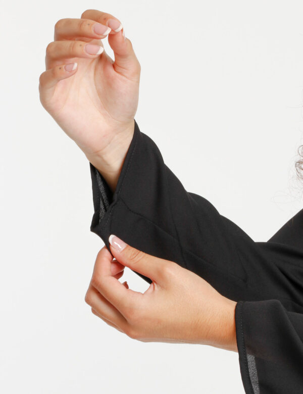 Camicia Vougue velata - La modella indossa la taglia S ed è alta 175 cm e la vestibilità è regolareTaglio regolare per quest