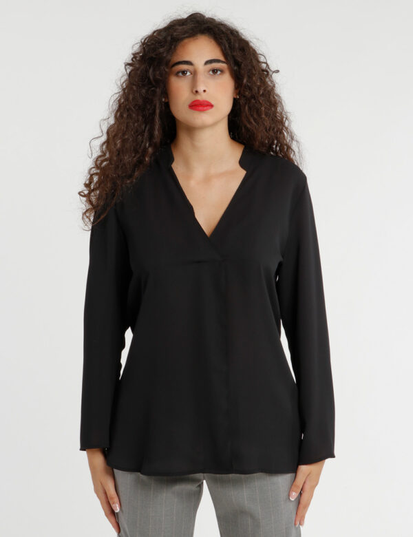 Camicia Vougue velata - La modella indossa la taglia S ed è alta 175 cm e la vestibilità è regolareTaglio regolare per quest